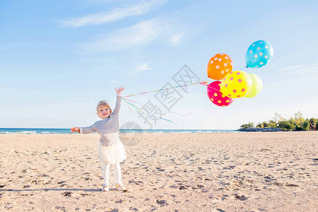 天空气球可爱有趣的白人儿童女孩的肖像背景