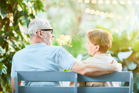 老年男女在旅游度假胜地的板凳上放松讨图片