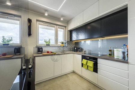 现代厨房室内设计内部设计白色和黑漆图片