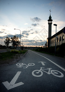 自行车路经过乌普萨拉的一个清真寺图片