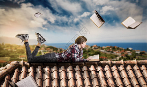 飞屋环游年轻女子躺在屋顶上看书背景