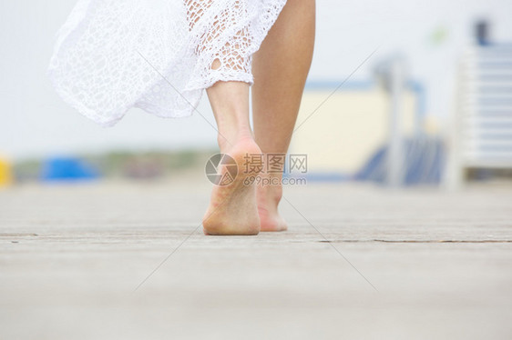 特写低角度赤脚女人走开图片