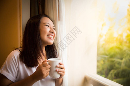 亚洲女孩拿着白咖啡的白咖啡图片