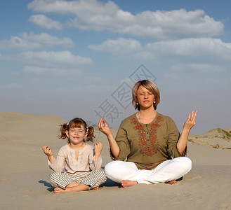 母亲和女儿在沙漠中冥想图片
