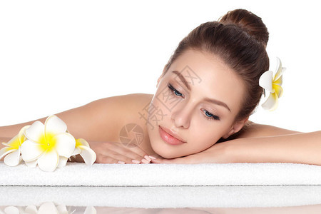在温泉美容院里躺着的年轻美女的肖像与白种背景隔绝SPA治疗皮肤护理娱图片