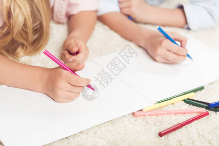 儿童在家中用空纸页上写有图片