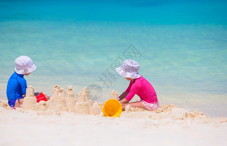 在热带度假期间玩沙滩玩具的快图片