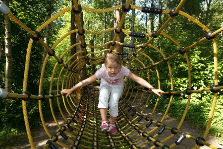 小女孩在森林景点公园里走隧道图片