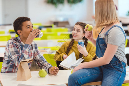 高中学生在学校食堂共进午餐背景