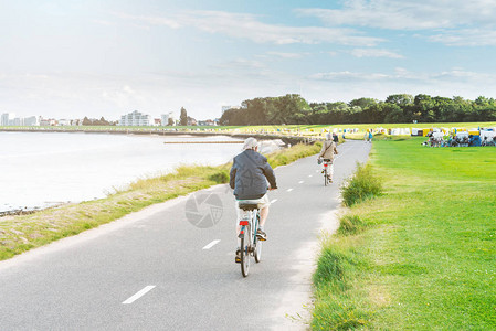 骑自行车的人在德国库克海图片