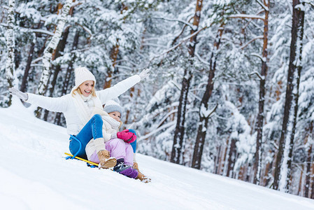 幸福的女儿和母亲在冬季图片