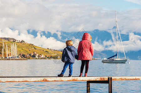 两个孩子欣赏瑞士日内瓦湖令人惊叹图片