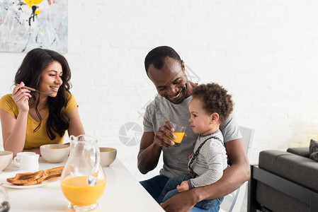 父母和可爱的小孩一起吃早餐图片