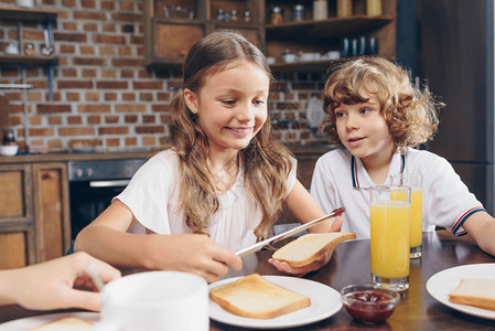 快乐的小孩在上学前吃早餐图片