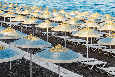 土耳其海滩上的遮阳伞和躺椅图片