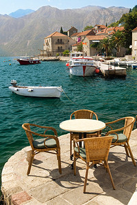 夏季地中海的餐厅桌图片