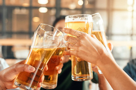 在酒吧用啤酒和杯子连着酒杯的图片