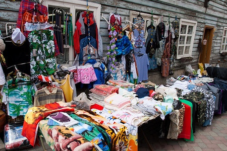 市场便宜货户外跳蚤市场街头摊位的服装图片