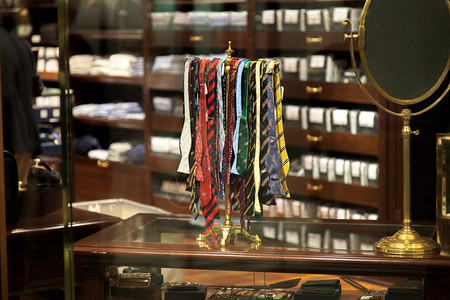 各种彩色领带挂在服装店图片