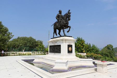 乌代浦尔马哈拉纳普拉塔普纪念馆是一座献给英勇的马哈拉纳普拉塔普的历史遗迹纪念碑位于MotiMargi或珍珠山的顶部图片