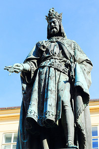捷克国王查理四世的雕像在布拉格图片