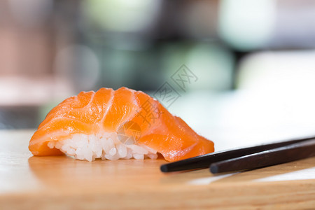 带筷子的寿司三文鱼日本料理图片