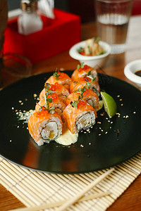Maki寿司卷和三文鱼以及黑盘图片