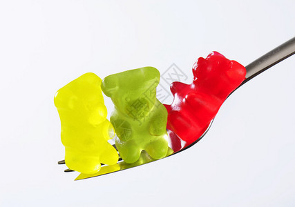 叉子上的三只小熊软糖图片
