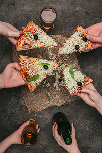 朋友分享披萨和黑暗背景图片