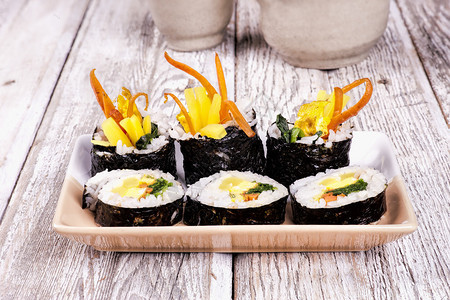 盘子上展示的韩国寿司特写背景图片