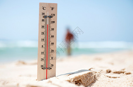 在海滩上的热浪中温度计显示高温图片