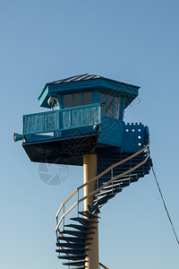 天蓝色背景下的海滩警卫塔图片