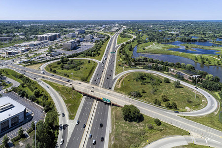 美国伊利诺斯州北布鲁克芝加哥郊区地高速公路过道坡道和建筑图片