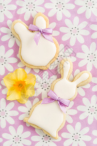复活节兔子糖饼干粉红彩条桌布上带图片