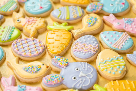 复活节糖饼干装饰用不同颜色背景图片