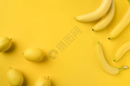 黄色上孤立的香蕉和柠檬图片