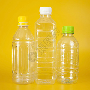 一组空透明塑料瓶图片