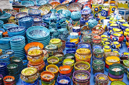 亚洲集市上色彩缤纷的陶瓷菜肴图片
