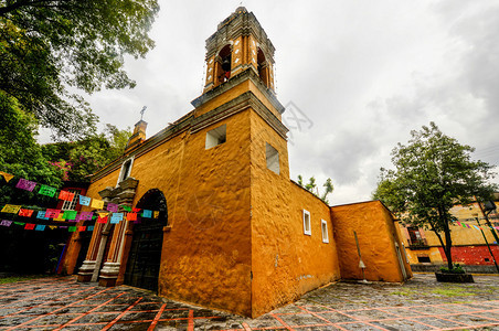 圣卡塔琳娜教堂IglesiadeSantaCatarina墨西哥城科约阿坎区一座16世纪的亮黄色背景图片