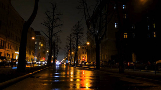 在大城市和黄下的街道上美丽的夜晚有移动的汽背景图片