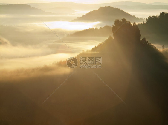 梦幻般的朦胧景观雄伟的山峰斩光雾霭深谷充满五颜六色的雾气图片