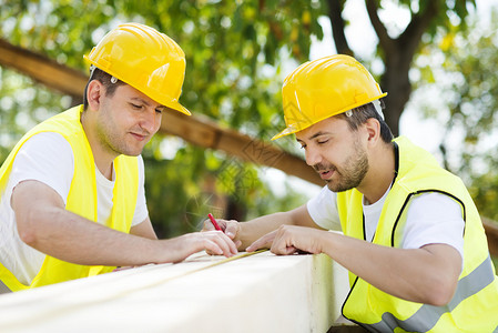 建造新房的建筑工人图片