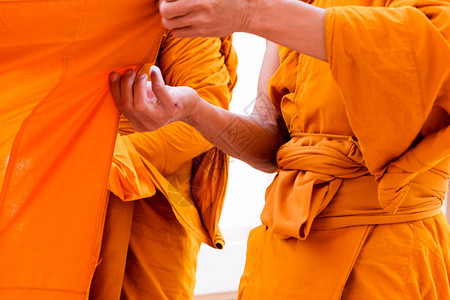 佛教和尚的黄袍佛图片