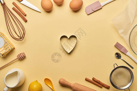 面包材料和烹饪用具的顶部视图围绕心图片
