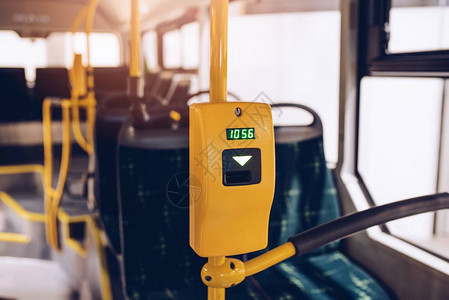 现代城市公交车中的检票器公共交通图片