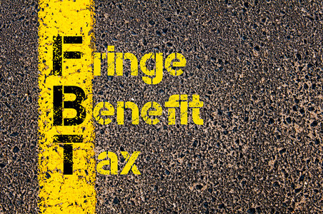 以Fringe福利税为商业成本缩略语FBT的概念图象在标有黄漆线背景图片