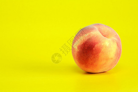 黄色背景上一个桃果子可背景图片