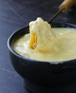 奶酪火锅液体奶酪中的一块面图片