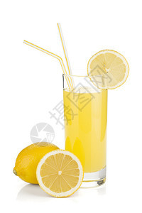 柠檬汁玻璃和新鲜柠檬在白色背景上被隔离图片