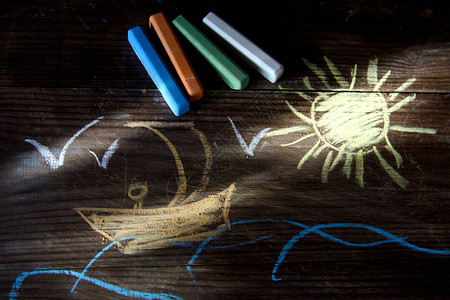 儿童绘画和被太阳照亮的彩色蜡笔图片